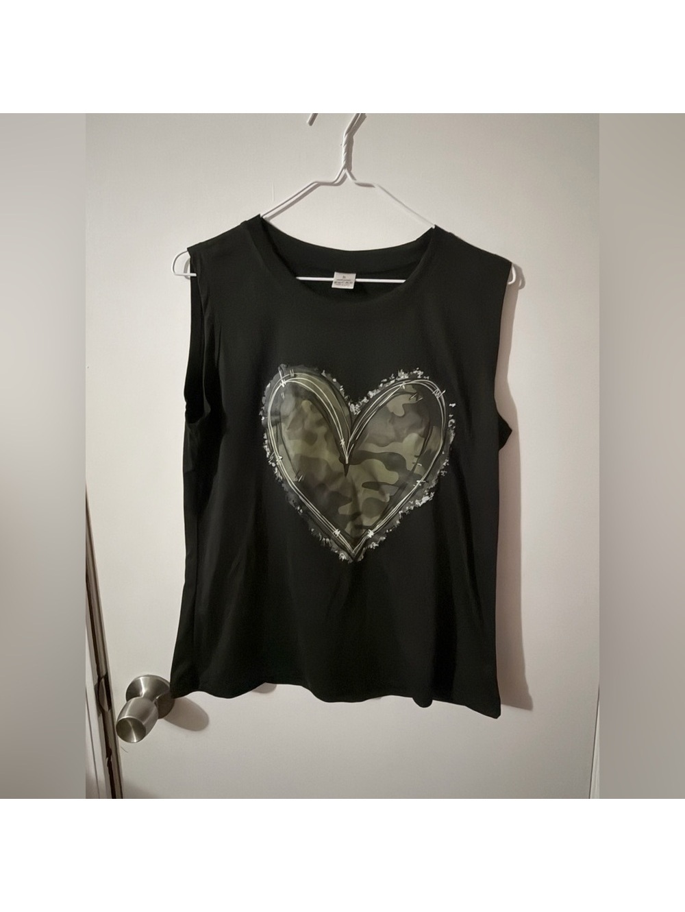Women’s Unbranded XL Camo Heart Graphic Sleeveless Top Tote11